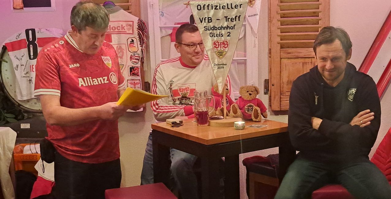 Hagen Wolf (links), Chef der beiden VfB-Fanclubs in Renningen und Weil der Stadt, stellt die Fragen und Heiko Gerber bleibt an diesem Abend keine Antwort schuldig. Bild: Haug