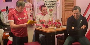 Hagen Wolf (links), Chef der beiden VfB-Fanclubs in Renningen und Weil der Stadt, stellt die Fragen und Heiko Gerber bleibt an diesem Abend keine Antwort schuldig. 	Bild: Haug