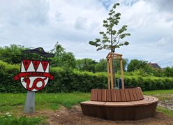 Der Dagersheimer Jubiläumsbaum mit Bank und Logo.