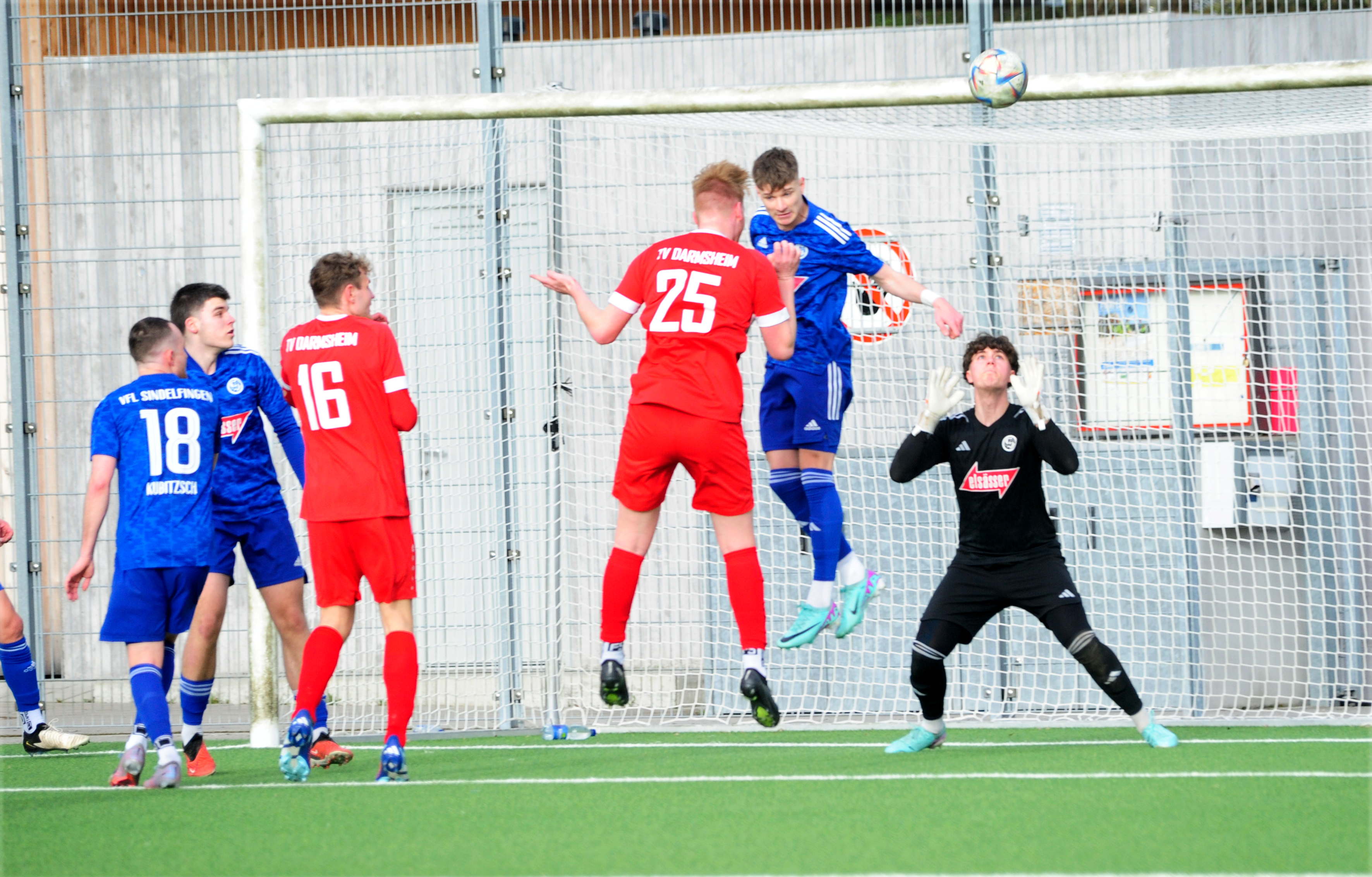 Die Szene zum 3:3: Darmsheims Leon Kuonath köpft den Ball an die Unterkante der Latte und der Ball tropft dann von der Wade des Sindelfinger Torhüters Maurice Zivny ins Tor.