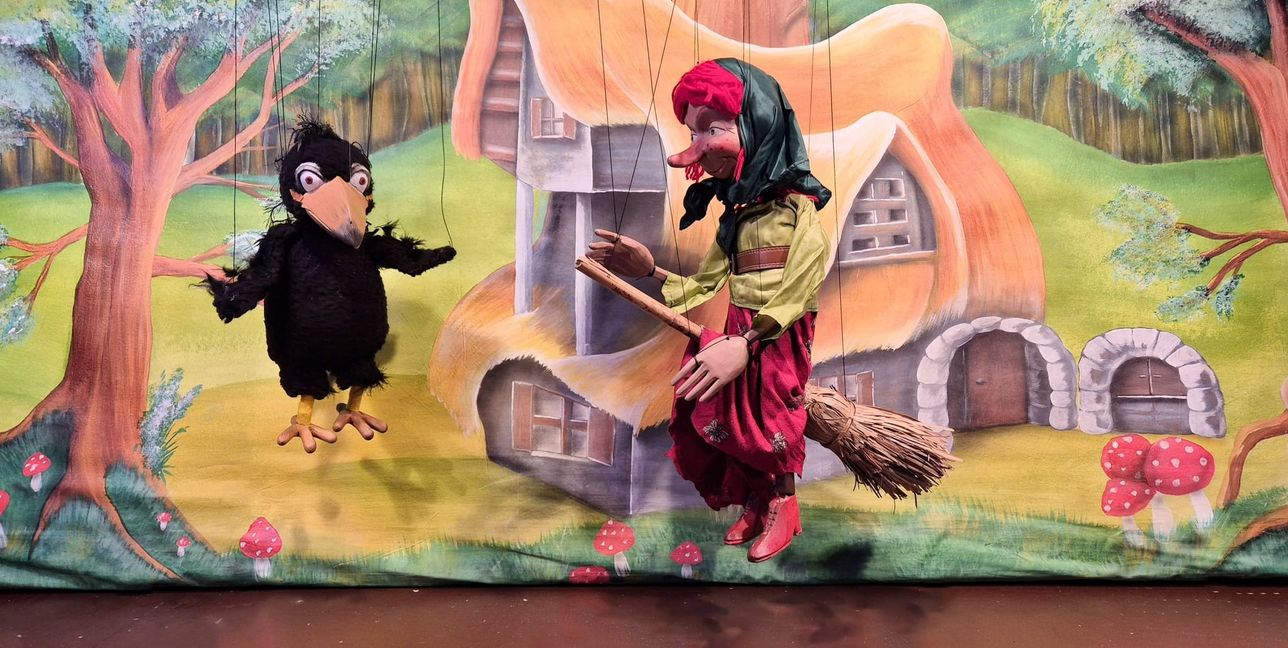 Die kleine Hexe und der Rabe Abraxas.