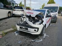 Der Pizzalieferwagen wurde beim Unfall stark beschädigt.