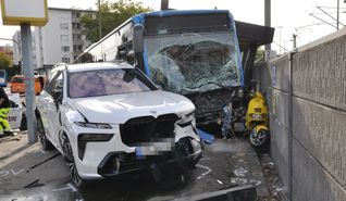 Eine Spur der Verwüstung: Der Bus der Linie 701 schob einen BMW vor sich her und prallte gegen den Treppenabgang.