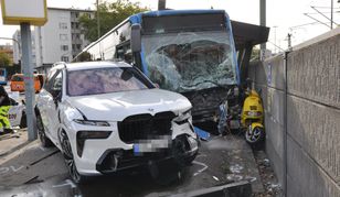 Eine Spur der Verwüstung: Der Bus der Linie 701 schob einen BMW vor sich her und prallte gegen den Treppenabgang.