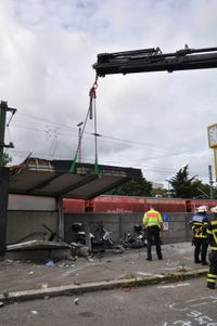 Die Werkfeuerwehr sichert das Dach des Treppenabgangs.