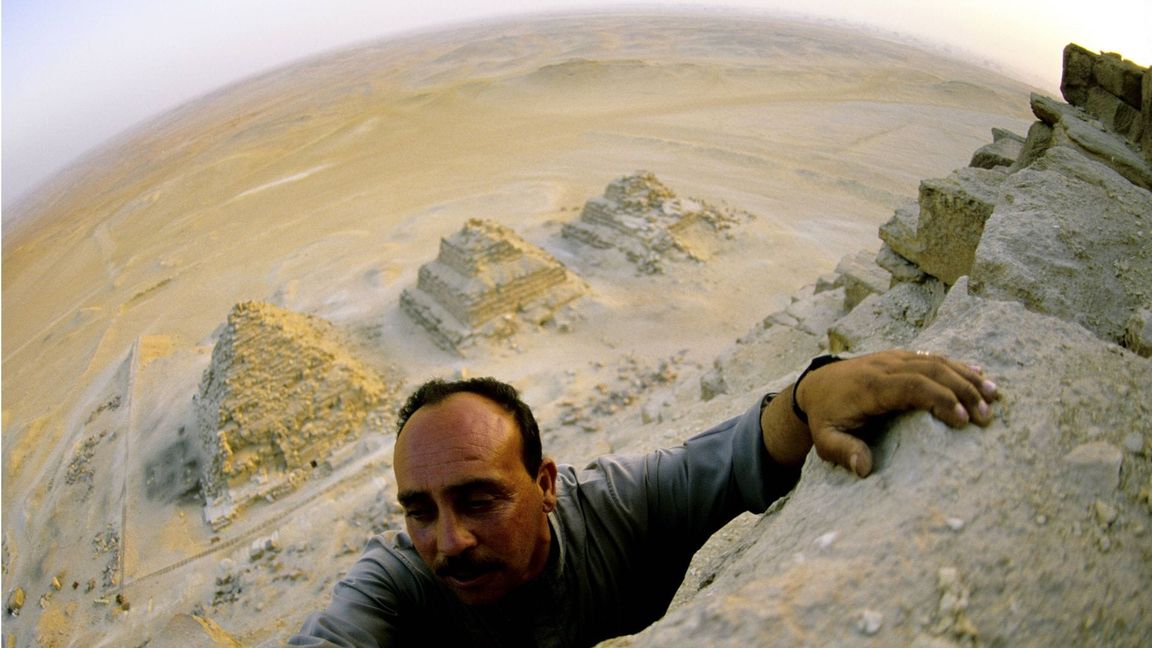 Ein ägyptischer Archäologe besteigt zu Forschungszwecken die Pyramide von Menkaure (Bild aus dem Jahr 2003).