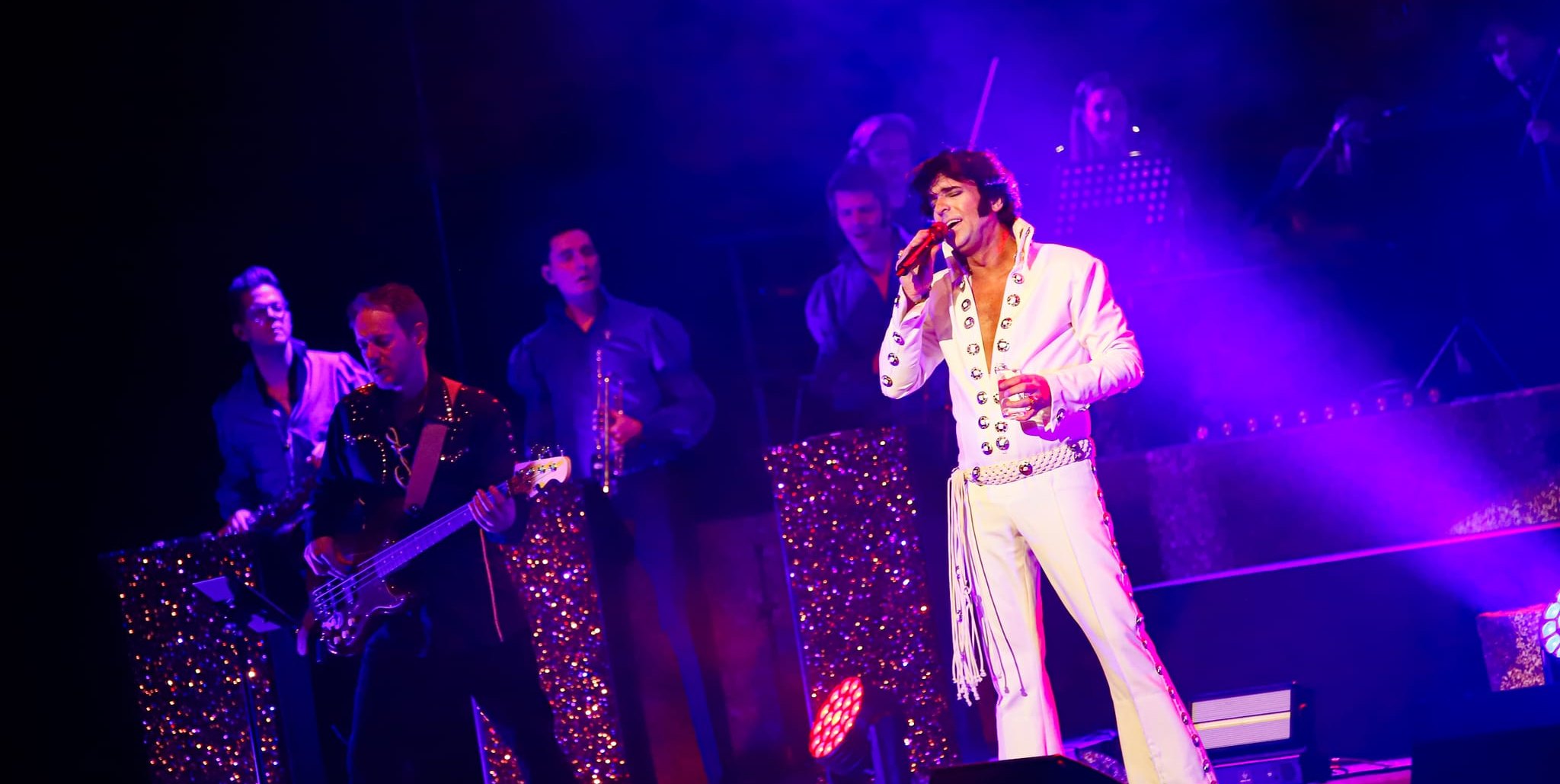 Im weißen Anzug unverkenbar: Elvis Presley. Oder Nils Strassburg.