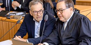Werner Wölfle (links) wurde im Prozess vor dem Landgericht vom bekannten Stuttgarter Strafverteidiger Markus Bessler verteidigt, der lange einen Freispruch anstrebte, aus Gründen der Prozessökonomie aber eine symbolische Geldauflage vorschlug.