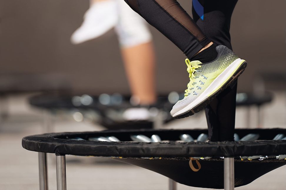 Bei den Trampolinkursen gibt die Musik den der Rhythmus vor.