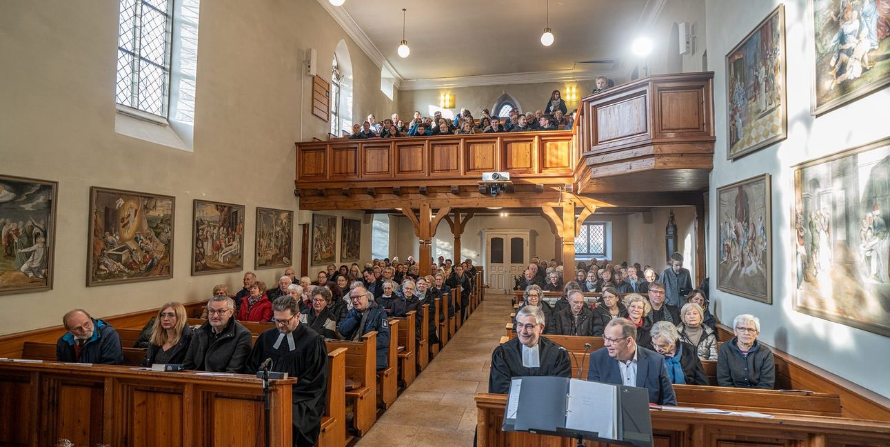 Die Aidlinger Nikolaikirche war bei dem Festgottesdienst fast bis auf den letzten Platz voll belegt. Bild: Richter
