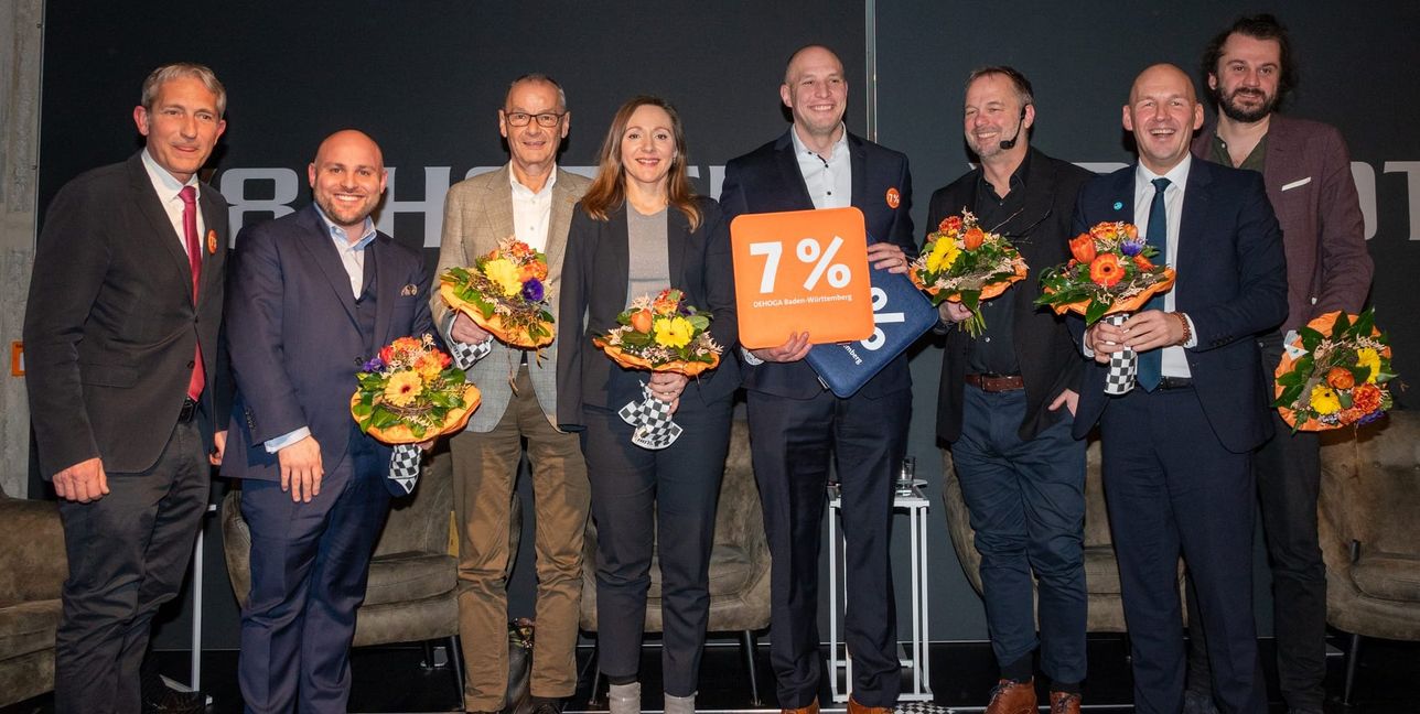 Nach der Diskussion im V8 Hotel auf dem Flugfeld (von links): Gastgeber Simeon Schad, Markus Frohnmaier (AfD), Hans Dieter Scheerer (FDP), Jasmina Hostert (SPD), Dehoga-Kreisvorsitzender Peter Kramer, Moderator Jürgen Wegner, Marc Biadacz (CDU) und Tobias Bacherle (Grüne).