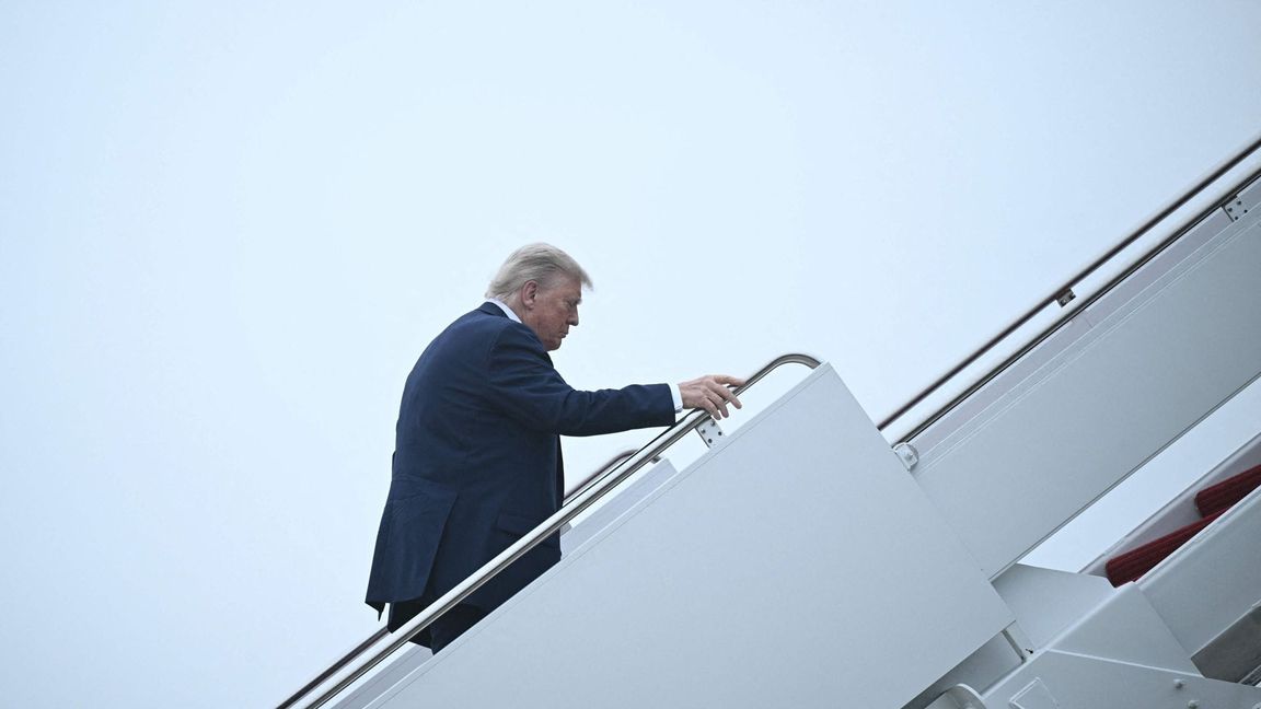 Donald Trump steigt in eine Flugzeug auf dem Weg zum G7-Gipfel in Kanada.