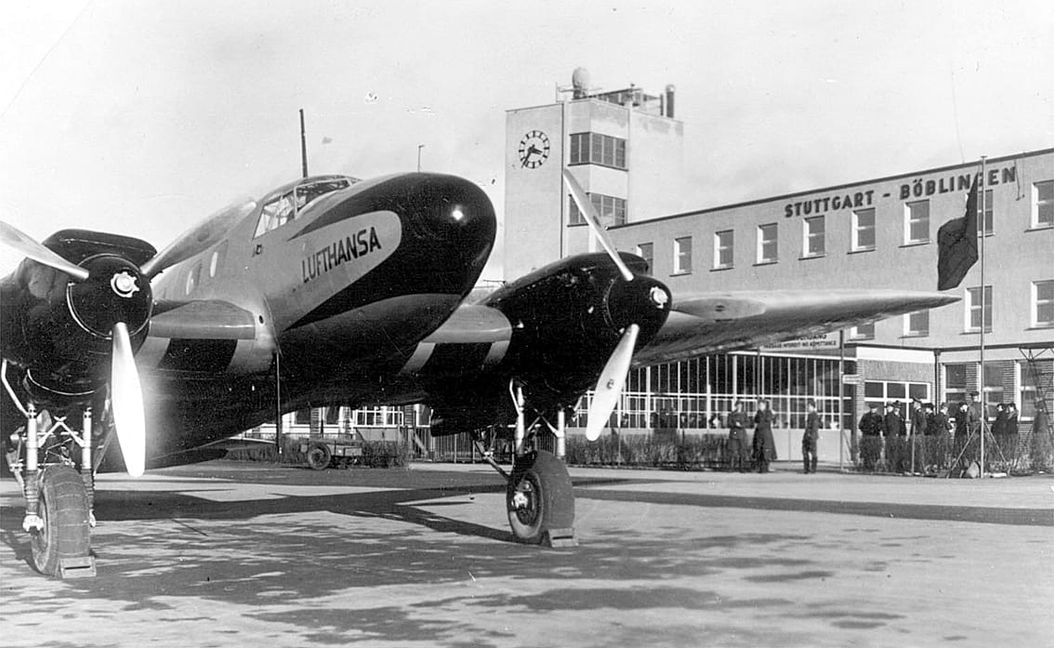 Auf dem Flugfeld werden „100 Jahre Landesflughafen“ gefeiert.