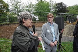 Christine Hemme erläutert auf der ersten Baustellenbsichtigung mit Ob Markus Kleemann das Projekt in der Watzmannstraße.
