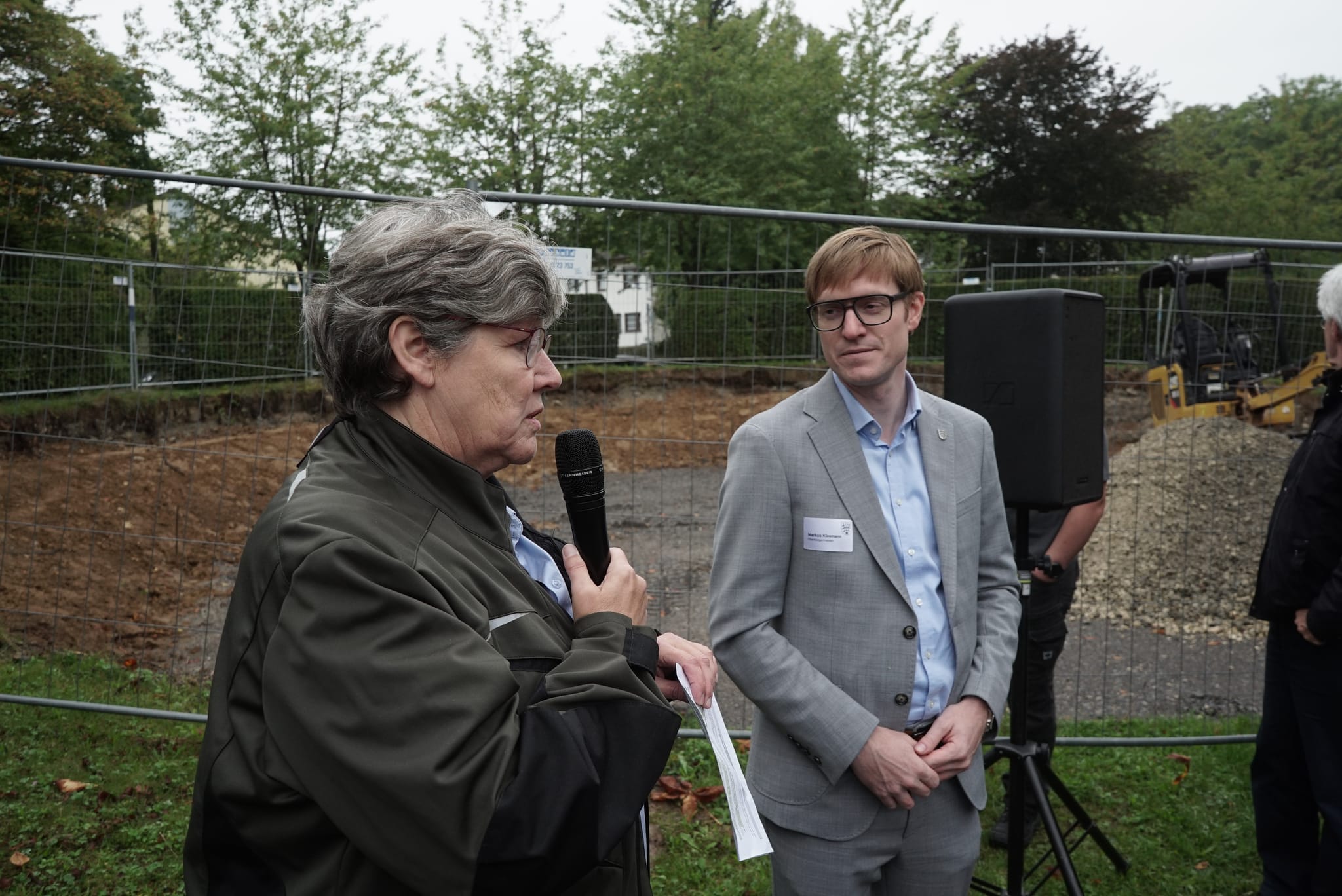 Christine Hemme erläutert auf der ersten Baustellenbsichtigung mit Ob Markus Kleemann das Projekt in der Watzmannstraße.
