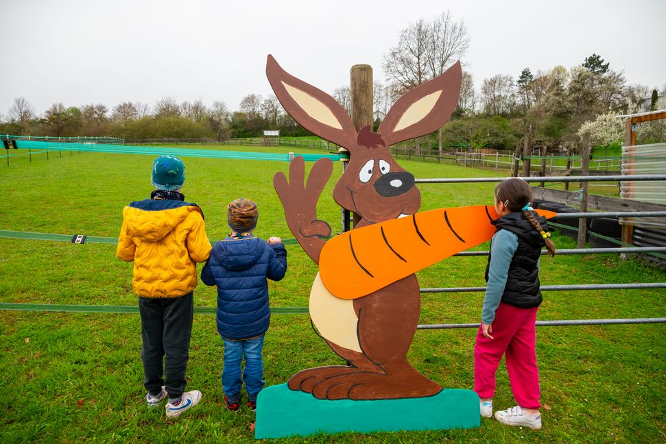 Rafael, sein Bruder Leonard und Sophie spähten bereits vor dem Start der Suche die Lage der Ostereier aus.