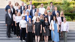 Die Kreissparkassen-Jubilare (in alphabetischer Reihenfolge):  Rolf Armbrust, Andre Aye, Sabine Brückelt, Petra Castiello, Frank Derer, Gregor Ferraro, Angela Fröhlich, Ivonne Grob, Sonja Herzog, Sabine Kappeler, Christian Klaiber, Heike Jäger, Sandra Leskovic, Christine Lobacz, Marcus Muhr, Petra Neumeier, Anemone Normann, Katrin Pape, Marc Pflieger, Anja Rein, Armin Roller, Martina Sandmann, Christine Schmid, Tanja Stanger, Markus Thieme, Amoena Wagner – gemeinsam mit Michael Fritz (Vorstandsvorsitzender), Oliver Braun (Privatkundenvorstand), Markus Linha (Firmenkundenvorstand), Angela Altenbeck (Personalleiterin) und Dietmar Brösamle (Personalratsvorsitzender).