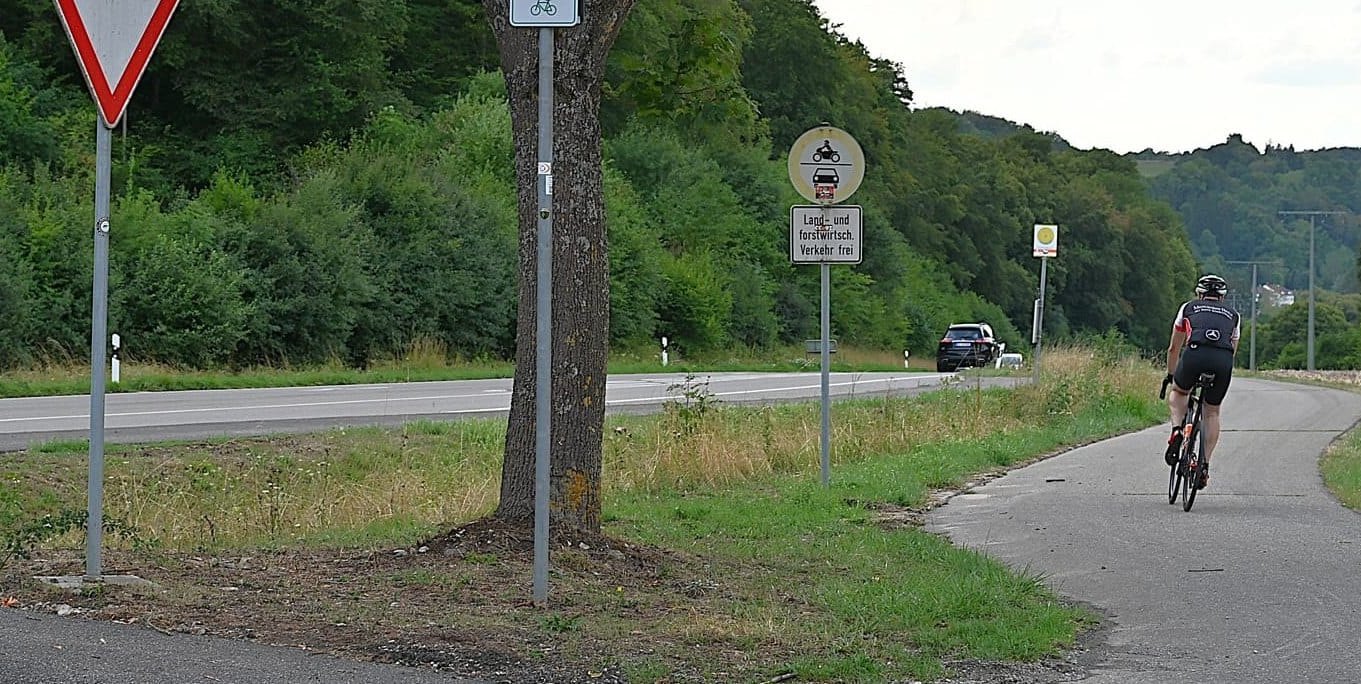 Der obere Einstieg in den neuen Weg an der Zufahrt zum Mutterhaus befindet sich etwa zehn Meter von der Kreisstraße entfernt.