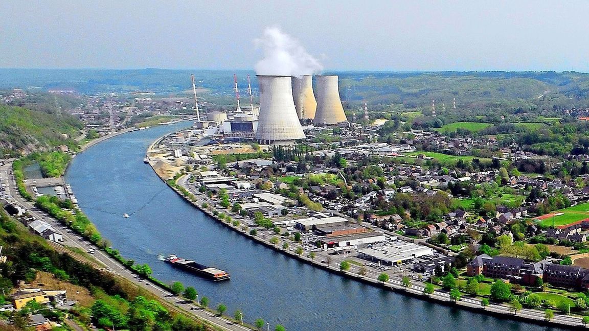 Der Meiler 3 des Atomkraftwerkes Tihange am Ufer der Maas wird noch bis 2035 laufen. Er wird mit großem Aufwand modernisiert. Die anderen Reaktoren an dem Standort werden abgestellt.