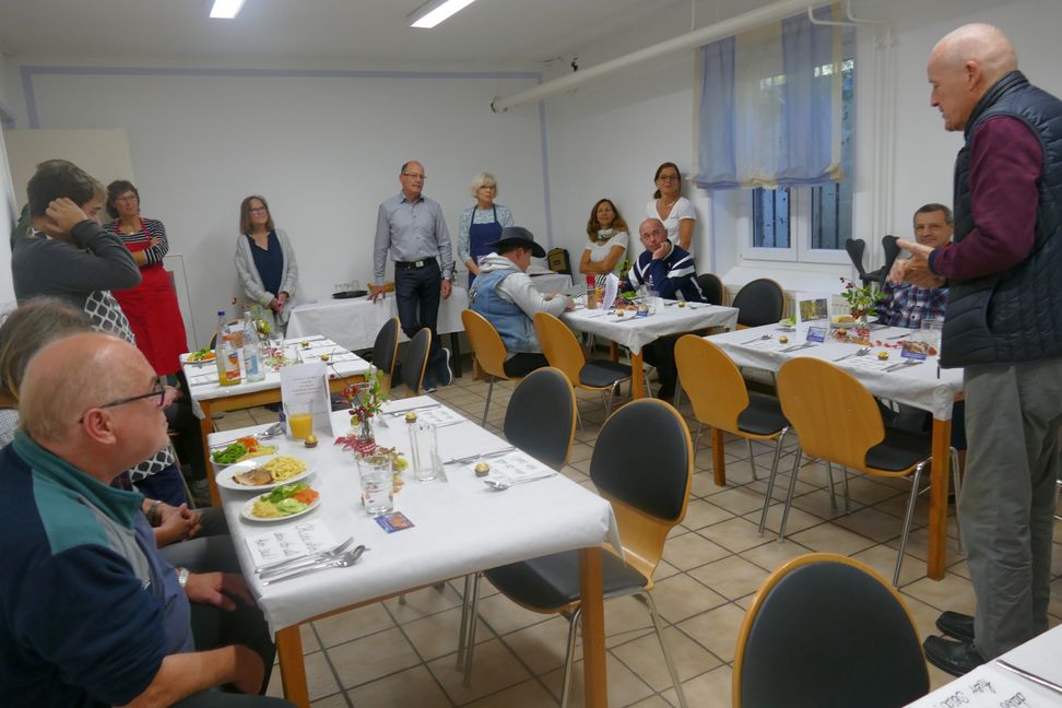 Zum Sonntagsessen bei der Diakonie kommen etliche Stammgäste. Bild: Lück