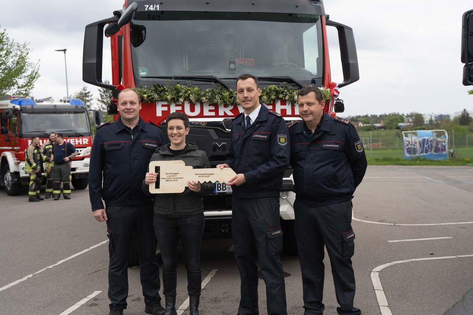Neues Fahrzeug für die Feuerwehr Schönaich: Tobias Kiel (zweiter stellvertretnder Kommandant), Bürgermeisterin Anna Walter, Kommandant Fabian Kiel und Tobias Amberg (erster stellvertretender Kommandant).