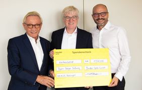 Bei der Spendübergabe (von links) : Dr. Helmut Baur, Pierre-Enric Steiger und Dominic Baur.