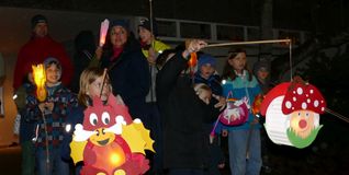 Immer wieder etwas Besonders, wenn das Licht einer Laterne die Nacht erleuchtet.