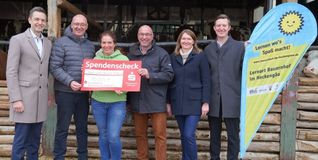 Von links: Michael Knecht (Leiter Firmenkunden-Center Kreissparkasse
Böblingen), Oliver Braun (Vorstand Kreissparkasse Böblingen),
Christa Rinderknecht, Thomas Rott, Katja Kober (alle vom Lernort
Bauernhof) sowie Patrick Wagner (Geschäftsbereichsleiter Privatkunden
Kreissparkasse Böblingen).