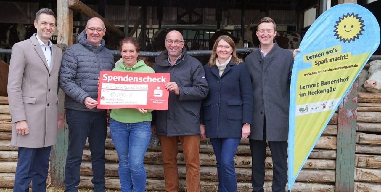 Von links: Michael Knecht (Leiter Firmenkunden-Center Kreissparkasse
Böblingen), Oliver Braun (Vorstand Kreissparkasse Böblingen),
Christa Rinderknecht, Thomas Rott, Katja Kober (alle vom Lernort
Bauernhof) sowie Patrick Wagner (Geschäftsbereichsleiter Privatkunden
Kreissparkasse Böblingen).
