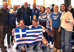 Matteo Panagis (links) und Konstantin von der Mülbe (rechts) hinter der griechischen Fahne. Dahinter vor allem Familienangehörige und Personen aus der Delegation. 	Bild: z