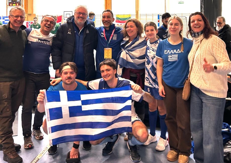 Matteo Panagis (links) und Konstantin von der Mülbe (rechts) hinter der griechischen Fahne. Dahinter vor allem Familienangehörige und Personen aus der Delegation. 	Bild: z