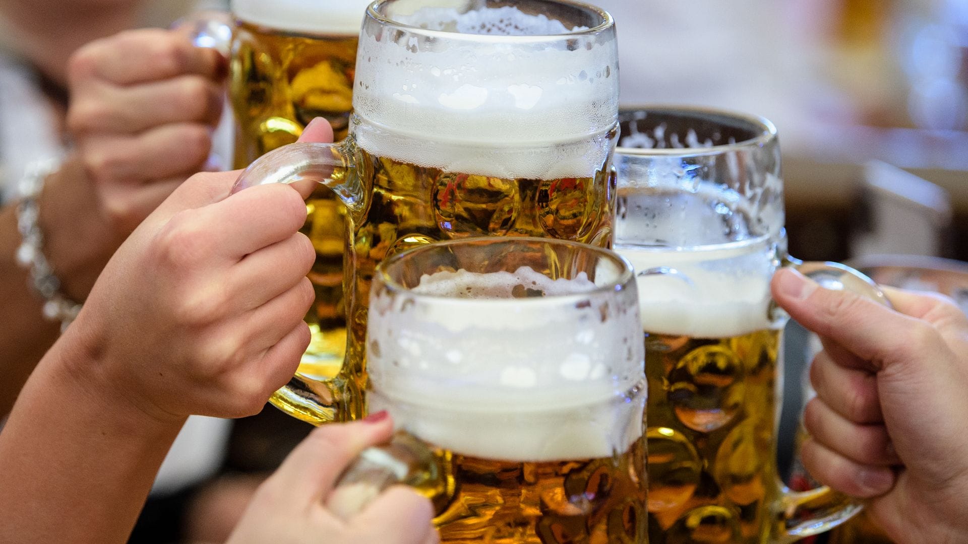 Weniger Menschen wegen Alkoholkonsum stationär im Krankenhaus (Symbolfoto)