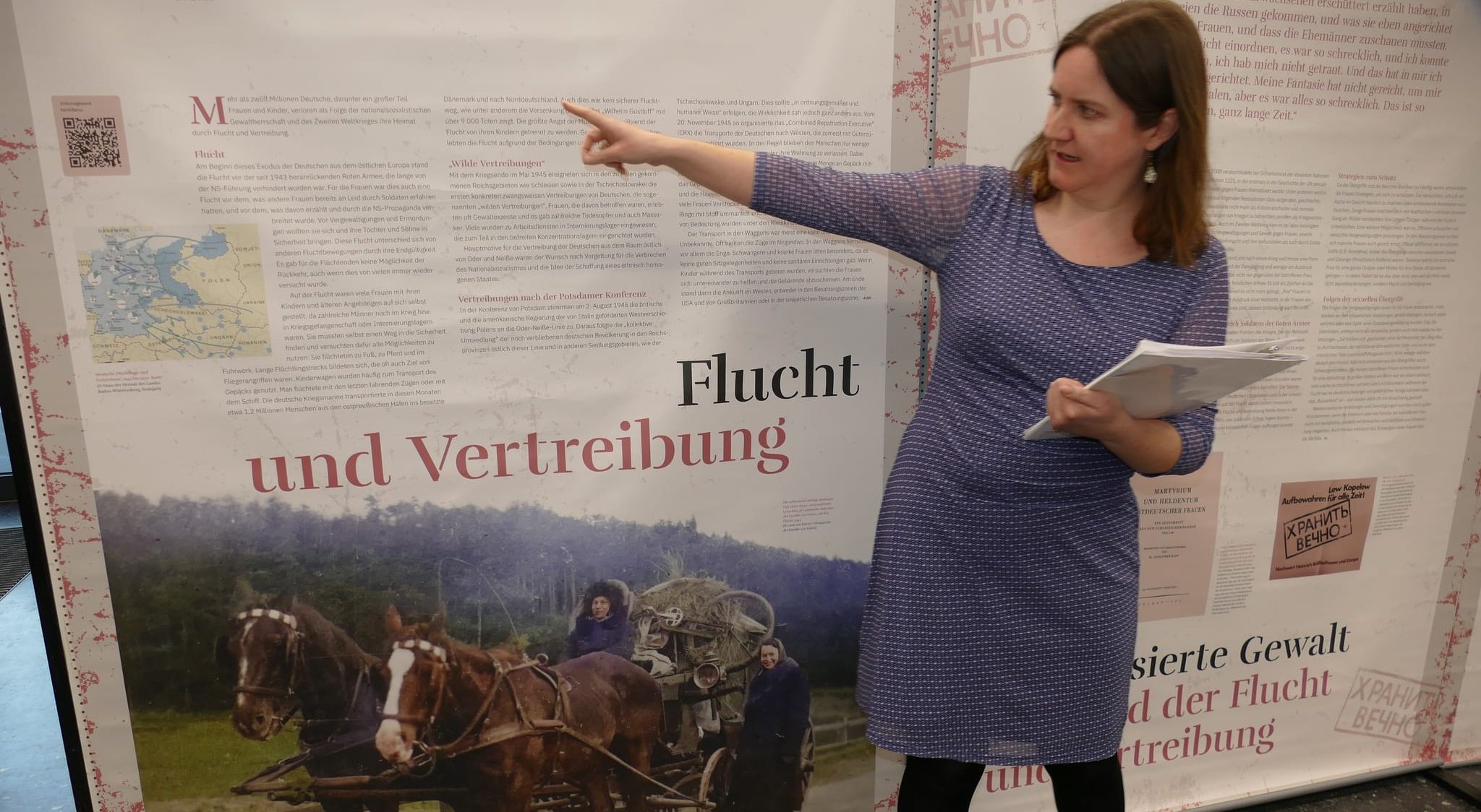 Patricia Erkenberg erläutert die Ausstellung im Haus der Donauschwaben.