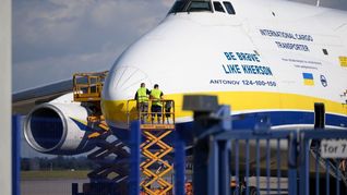 Die ukrainische Antonov-Maschine steht nach dem Drohnenvorfall am Flughafen Leipzig/Halle.