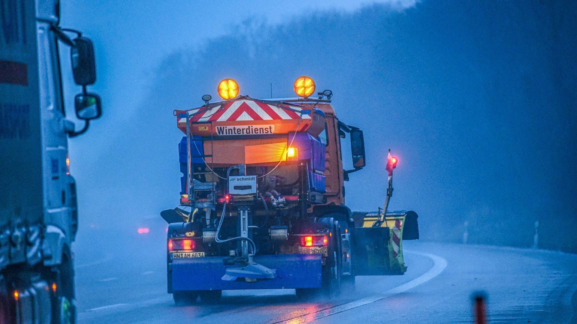 In der Nacht zum Mittwoch müssen sich Verkehrsteilnehmer in Baden-Württemberg auf glatte Straßen einstellen. (Archivbild)