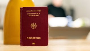 Ein Reisepass steht auf einem Tisch in einer Wohnung: Ab Mai sollen Passbilder digital und verschlüsselt übermittelt werden (Symbolfoto).