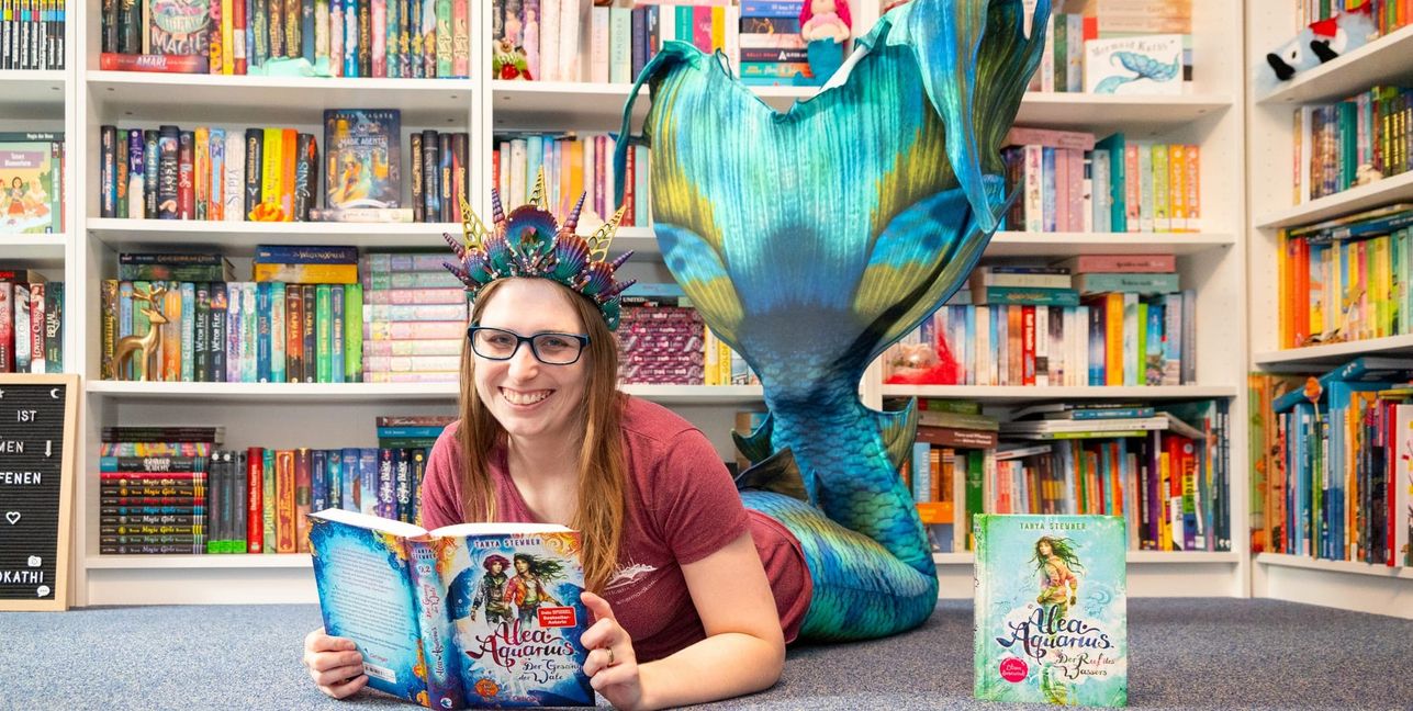 Ann-Kathrin Mertz alias Mermaid Kathi kann keinen Tag ohne Bücher sein. Bild: Nüßle