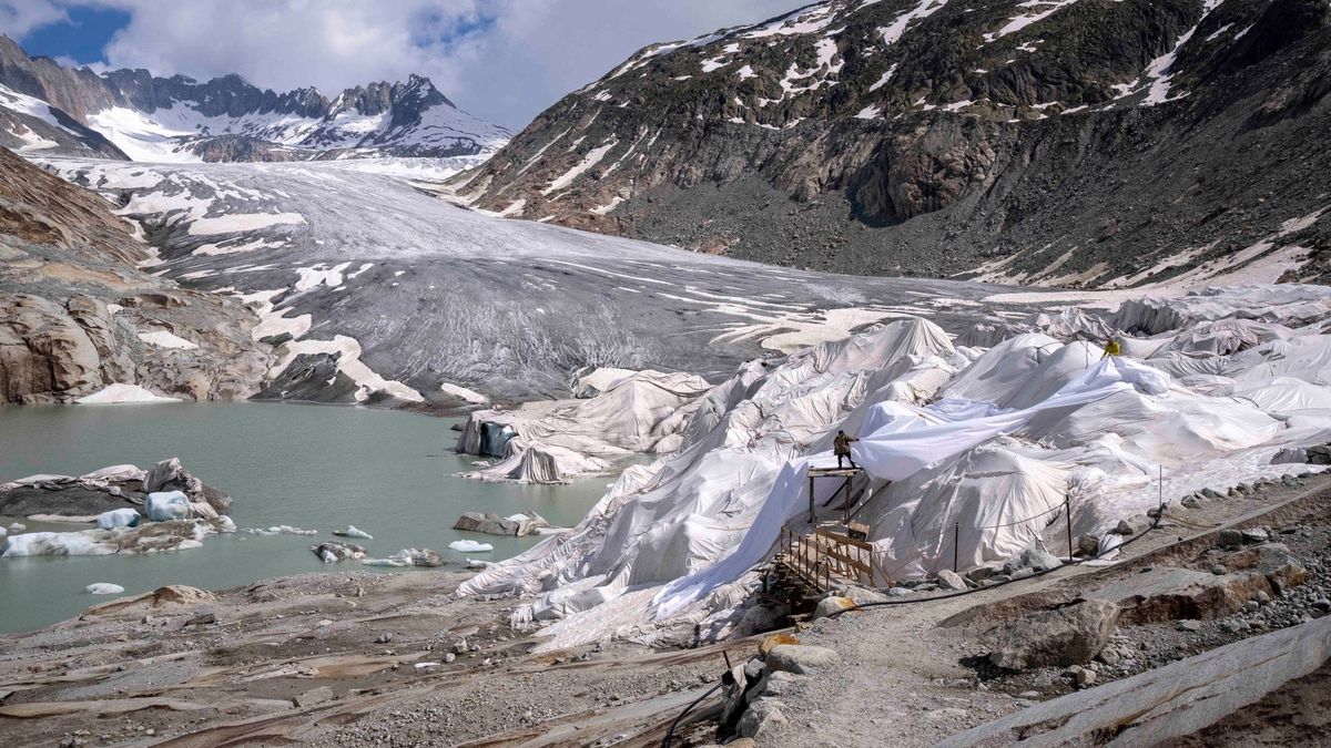 Little snow, lots of heat: Glaciers continue to shrink