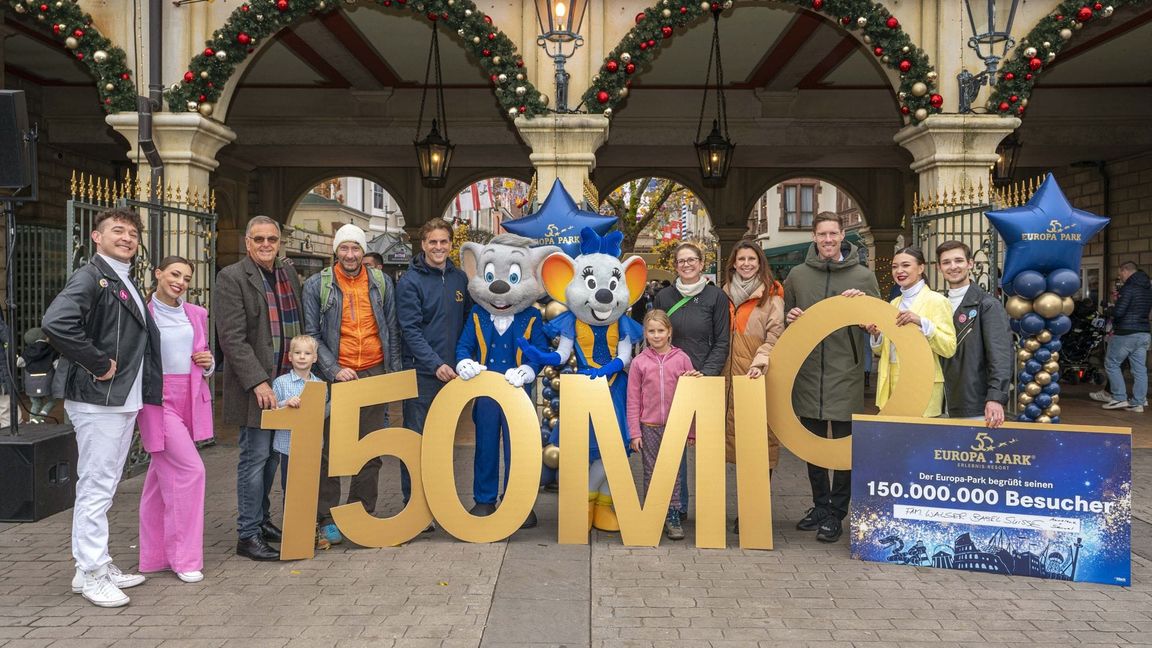 Familie Walser wird am Eingang des Europa-Parks von der Inhaberfamilie Mack begrüßt. Michelle Walser wurde als 150-millionste Besucherin des Parks gezählt.