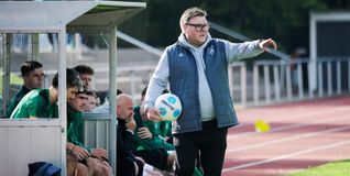 Bernd Gluiber an der Seitenlinie. Künftig will er nur noch als Zuschauer nach Holzgerlingen zurückkommen. 	Bild: photostampe