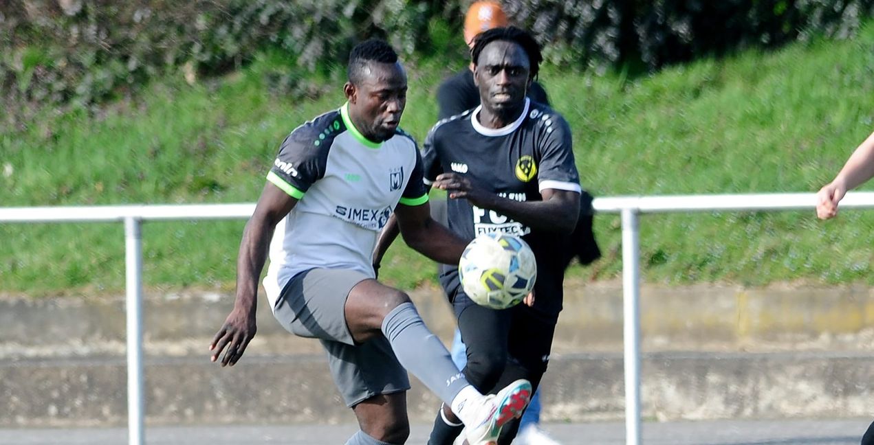 Maichingens Abdul Tschagbele (links) im Zweikampf mit dem Aidlinger Ebrima Jasseh. Der GSV gewinnt mit 2:0. 	Bild: photostampe