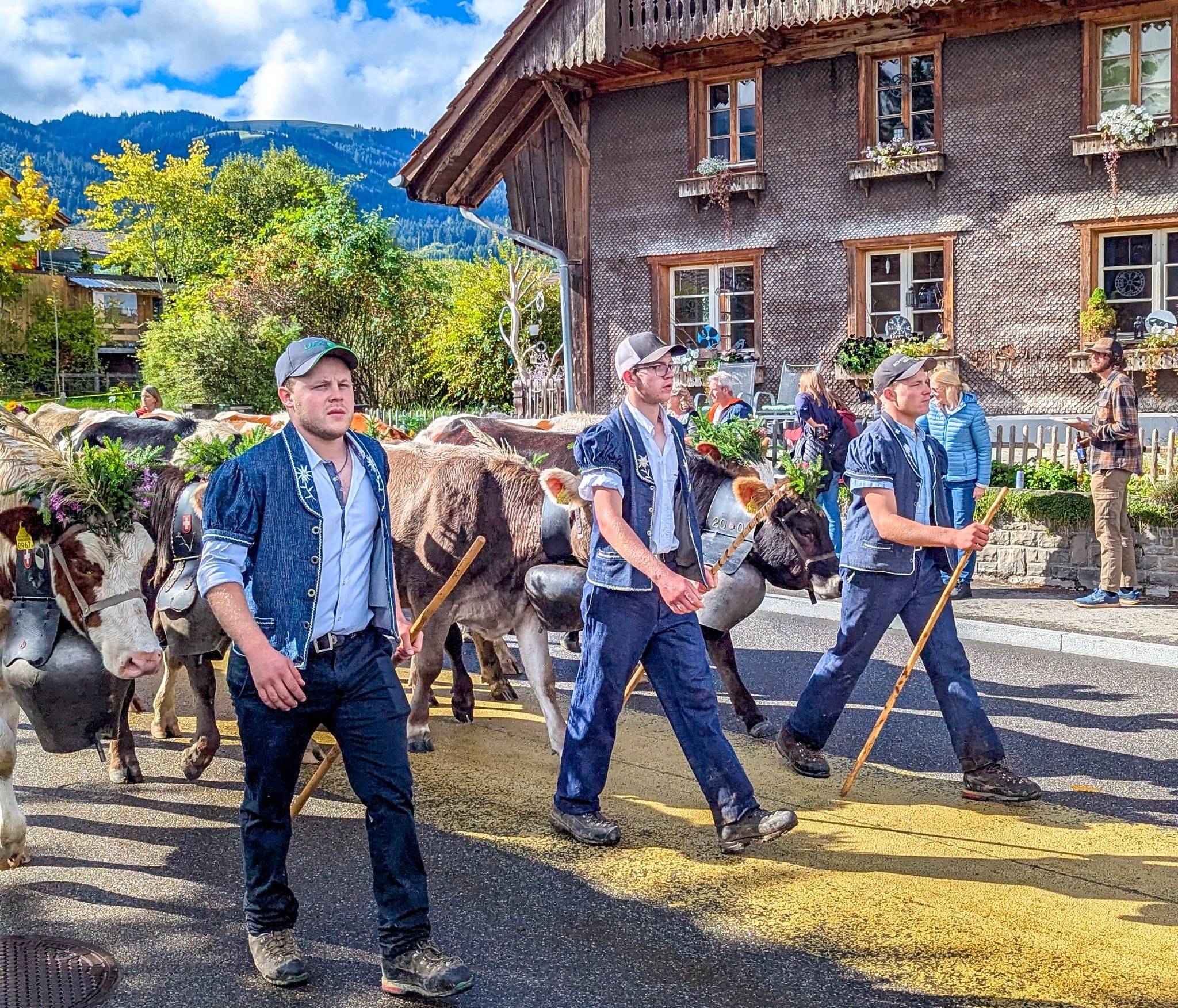 In traditioneller Tracht geht es durchs Dorf.