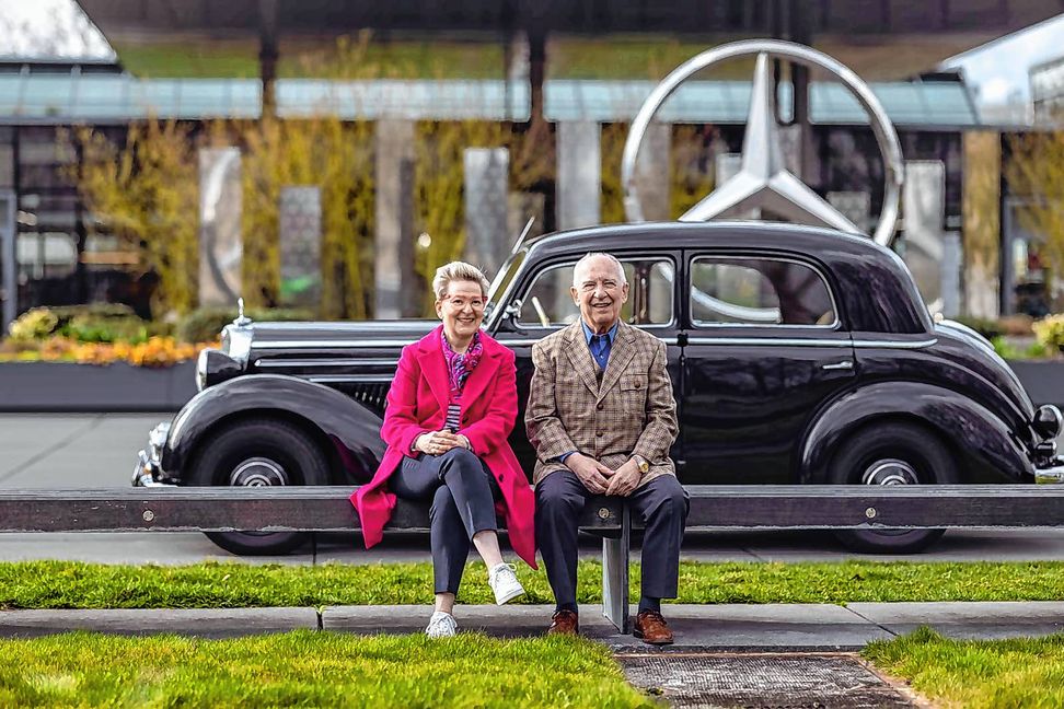 Monika Bethge und ihr Vater Harry Bethge mit dessen Mercedes-Benz 170 S im Hintergrund.
