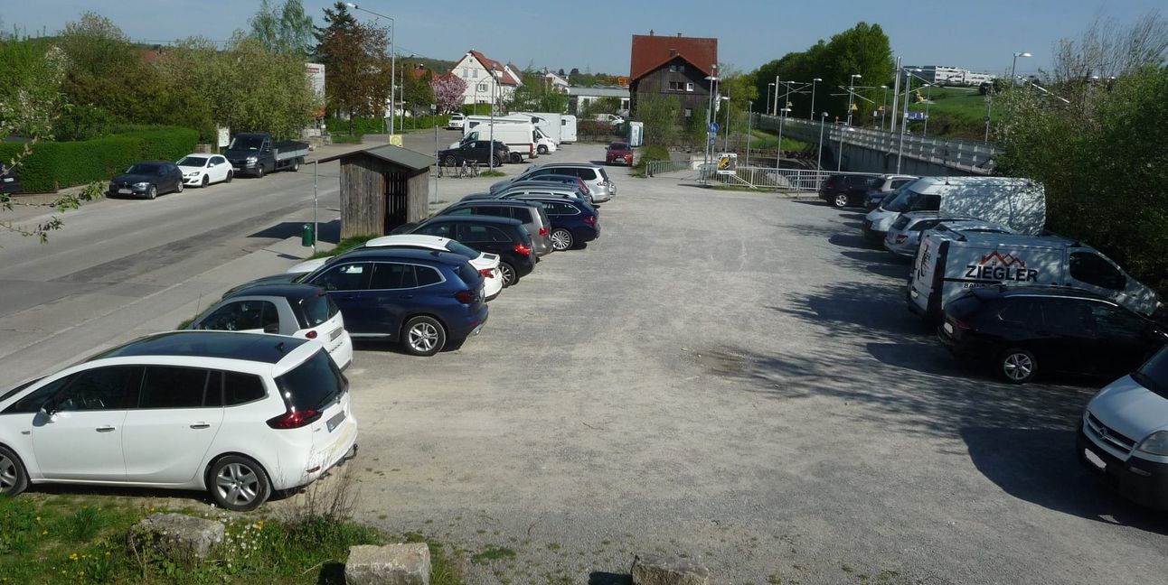 Dieser Teil des Bahnhofsvorplatzes, ein geschotterter Parkplatz mit einem Holzhüttchen als Buswartehäuschen (links), könnte auch hergerichtet werden, wenn die Flüchtlingsheime (nicht im Bild) noch stehen.