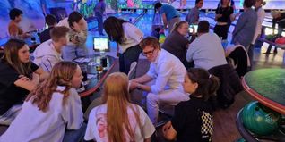 Markus Kleemenn im Gespräch mit Erstwählern im Dream-Bowl.
