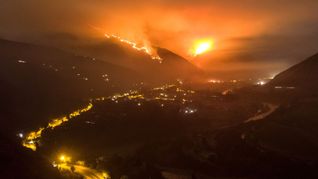 San Jose de Maipo in Chile: Durchgewaltige Feuerbrünste ist die Nacht erhellt.