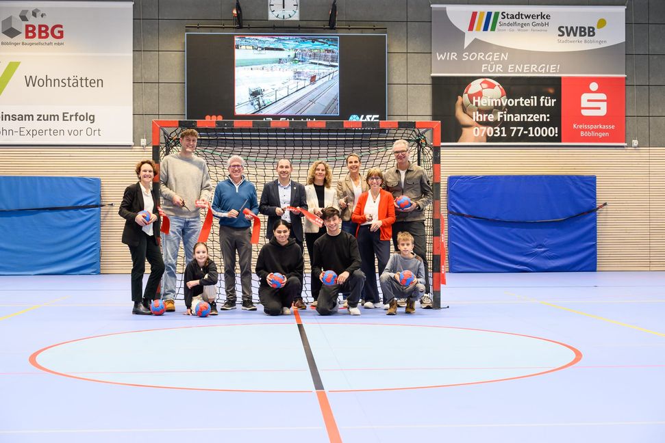 Vertreter von Schule und Sport und Oberbürgermeister Dr. Stefan Belz (Vierter von links) waren bei der Wiedereröffnung dabei.