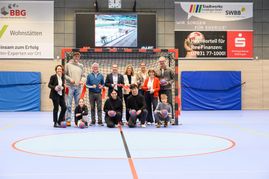 Vertreter von Schule und Sport und Oberbürgermeister Dr. Stefan Belz (Vierter von links) waren bei der Wiedereröffnung dabei.