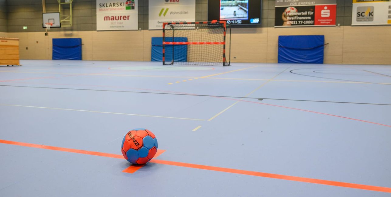 Der Ball liegt für den ersten Heimspieltag der HSG-Handballer in dieser Saison schon bereit. Bilder: Nüßle