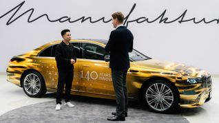 Normalerweise sind getarnte Autos kleinteilig in schwarz-weiß bedruckt, nicht so die S-Klasse. Das hat nach Angaben von Källenius (rechts) intern zu Diskussionen geführt. Zusammen mit dem kanadischen Influencer Justin Tse enthüllte er erste Details.